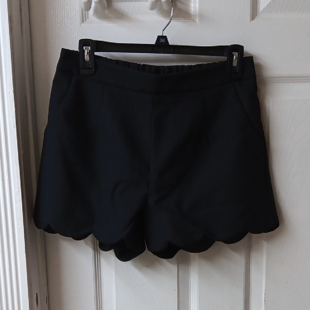 Black Scalloped Hem Women's Shorts